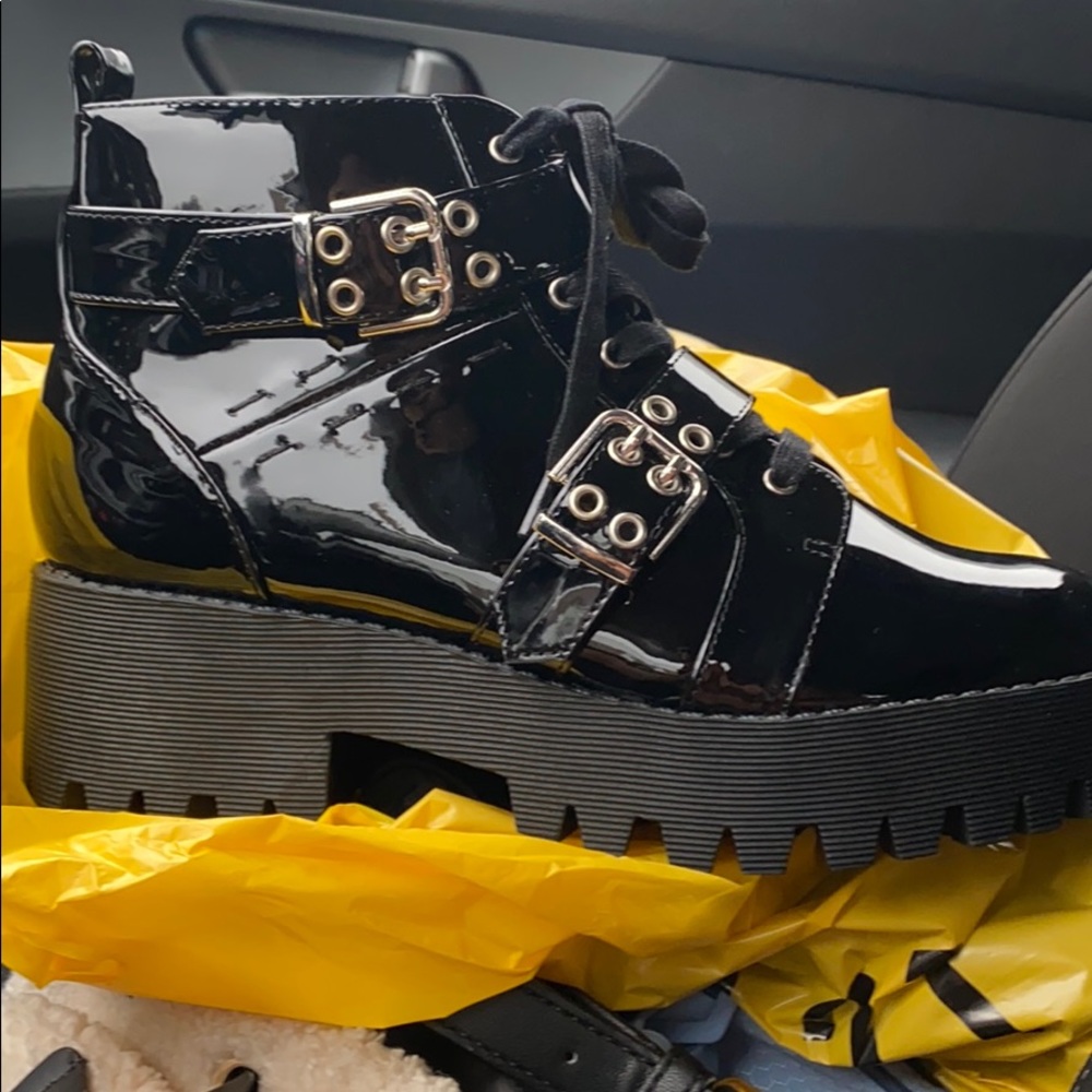 Black boots forever 21